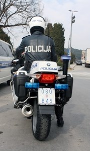Slika PU_I/policajac na motoru7.jpg